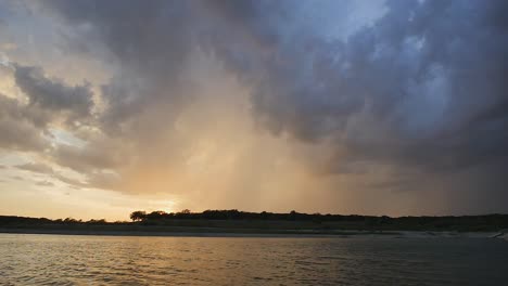 Große-Gewitter-mit-Blitz-bei-Sonnenuntergang-über-den-großen-See