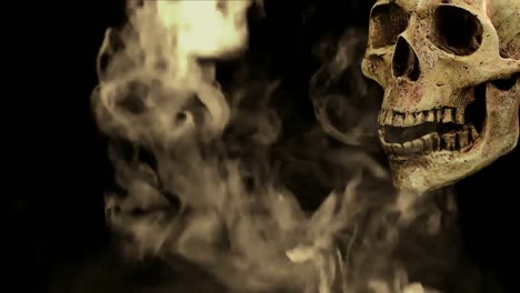 Halloween,-Calavera-hablando-de-humo-sobre-fondo-negro.