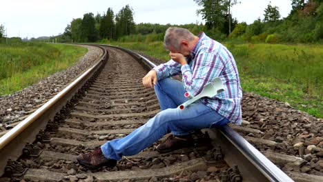 Depressive-Menschen-mit-Krücken-auf-Bahn-sitzen-und-Weinen