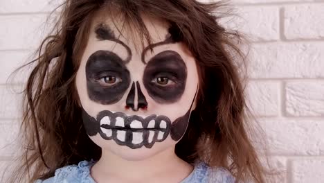 The-painted-face.-Child-Halloween.