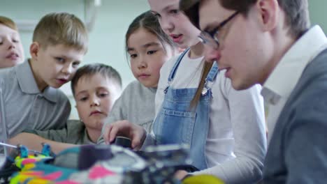 Kinder-lernen,-wie-Spielzeug-arbeiten