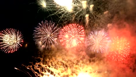 Buntes-Feuerwerk-in-der-Nacht-Urlaub