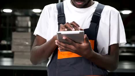 Ingeniero-con-tableta-en-el-lugar-de-trabajo