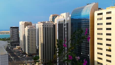 Una-hermosa-mañana-en-la-ciudad-de-Abu-Dhabi.-relajante-vista-desde-un-balcón-con-hermosas-flores