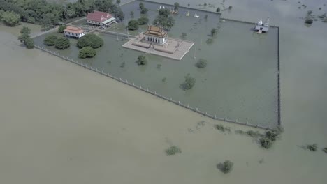 Vista-aérea:-mosca-hasta-revelar-una-pagoda-está-rodeada-por-las-aguas