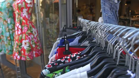 Artículos-de-la-tienda-de-ropa-en-venta-al-aire-libre