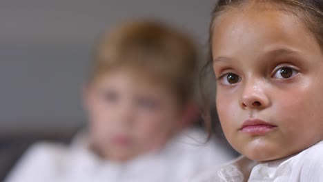 Niña-y-niño-viendo-la-TV