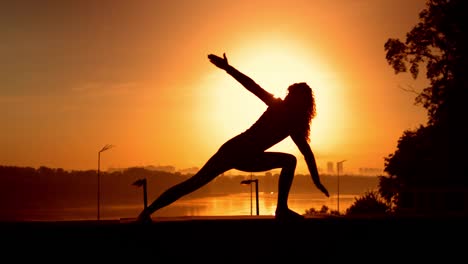 chica-haciendo-asanas-al-aire-libre