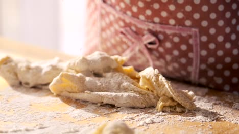 Los-niños-las-manos-preparar-masa-para-pizza-o-pan-en-la-mesa,-de-movimiento-lento.