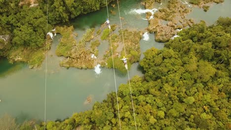 Atracción-tirolesa-en-la-selva-de-Bohol,-Filipinas