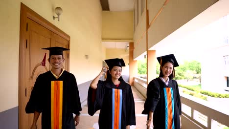 Graduados-negro-usan-trajes-negros-en-el-día-de-la-graduación-en-la-Universidad.