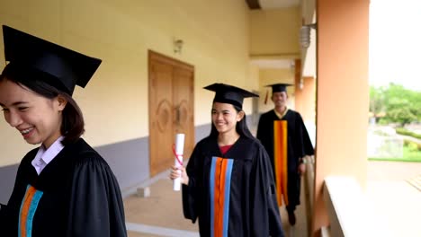 Schwarzen-Absolventen-tragen-schwarze-Anzüge-am-Abschlusstag-der-Universität.