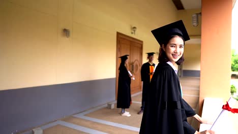 Graduados-negro-usan-trajes-negros-en-el-día-de-la-graduación-en-la-Universidad.