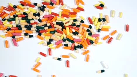 Un-montón-de-colores-de-fondo-las-pastillas-o-medicamentos.-Muchos-medicamentos-en-la-mesa.-Kit-de-primeros-auxilios-con-las-píldoras.-Farmacia-con-medicamento.