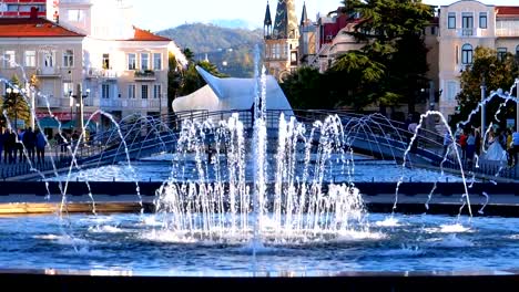 Fuentes-musicales-en-el-parque-en-el-terraplén-de-Batumi,-Georgia.-Cámara-lenta