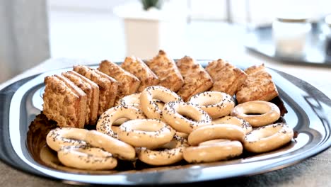 Galletas-en-un-plato-ponen-sobre-la-mesa.-Close-up.-Buen-bocado-para-el-té.