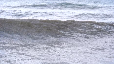 Tormenta-en-el-mar.-Enormes-olas-son-Crashing-y-rociado-en-la-orilla.-Cámara-lenta