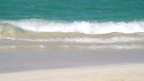 Olas-del-mar-en-Hawai-en-4-k-lenta-60fps