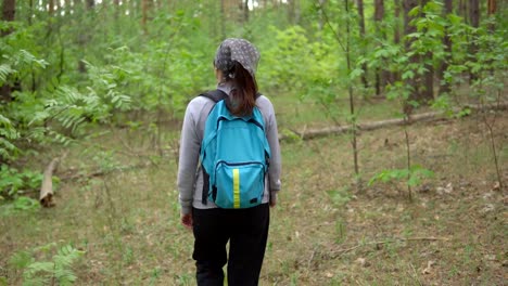 Junge-Frau-im-Wald-verloren-gehen