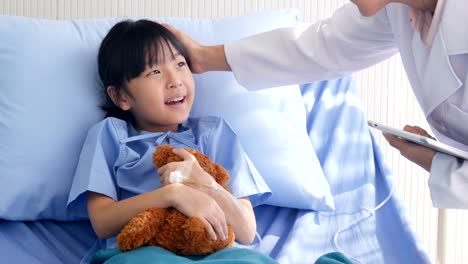 Pediatrician-Visiting-little-girl-In-Hospital-Bed.-People-with-Healthcare-and-Medical-Concept.