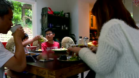 Family-members-having-juice-on-dining-table-4k