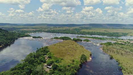 Luftaufnahme-der-Canaima-National-Park-und-den-Carrao-Fluss-hinunter-Canaima-Lagune