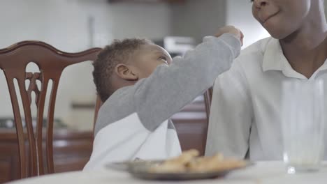 Mujer-afroamericana-sentada-con-su-pequeño-hijo