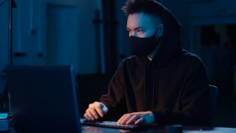 Hacker-nutzen-Computer-für-Cyber-Angriff-in-der-Nacht