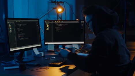 hacker-en-gafas-usando-computadoras-para-ciberataque