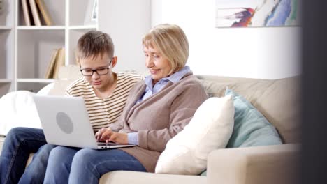 Alte-Frau-und-ihr-Enkel-mit-Laptop