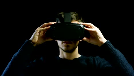 junger-netter-Mann-mit-3D-Realität-im-Leben-mit-Oculus-und-Augmented-Reality-Technologie-mit-Realitätsumsichten.