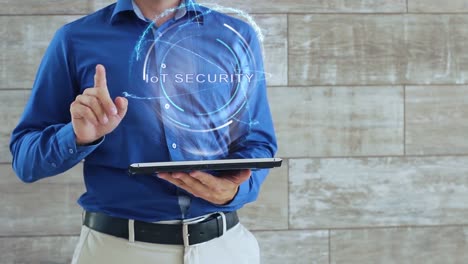 El-hombre-utiliza-holograma-con-texto-IoT-SECURITY