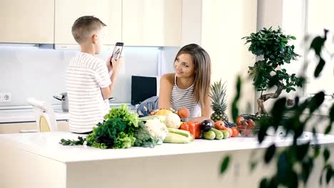 Teléfono-móvil.-El-hijo-toma-un-retrato-fotográfico-de-mamá-en-un-teléfono-celular.