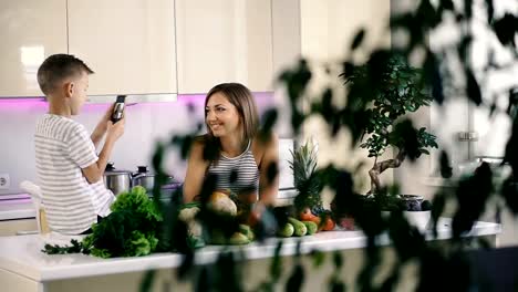 Handy.-Der-Sohn-macht-ein-Fotoporträt-von-Mama-auf-einem-Handy.