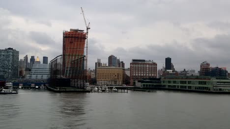 New-York-Waterfront-Panorama-en-un-día-sombrío---camión-a-la-izquierda