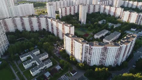 Blick-auf-die-Stadt-von-einer-Höhe-im-Sommer