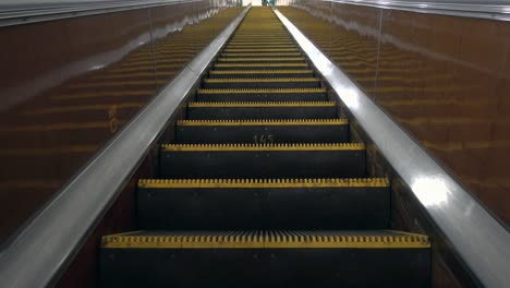 Eine-Rolltreppe-Lauf-auf-der-oberen-Ebene-im-der-Moskauer-U-Bahn