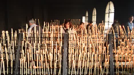 Candelabro-con-velas-y-personas