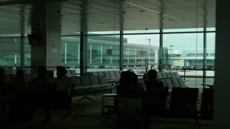 Singapur-Changi-Flughafen-Tor-Halle-Travelator-Fahrt-voll-Panorama-4k-Filmmaterial