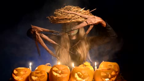 Halloween-Kostüm-Frau,-Baum-Mädchen-mit-Kürbissen