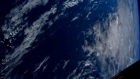 Planeta-tierra-vista-desde-el-la-estación-espacial-internacional-ISS.-Tornado-de-tormenta-de-huracán-sobre-la-tierra-desde-el-espacio,-Vista-satelital...-lapso-de-tiempo-desde-el-espacio.-Elementos-de-este-video-por-la-NASA