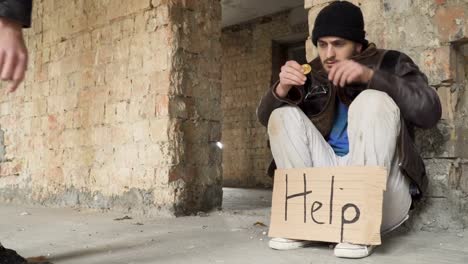 Passer-man-gives-bitcoin-to-homeless