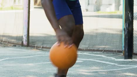 Atleta-jugando-baloncesto,-botando-la-pelota-hábilmente-para-evitar-a-oponente,-deportes