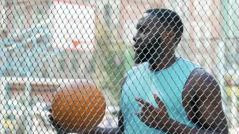 Amigos-de-espera-hombre-afroamericano-en-cancha-de-baloncesto-para-jugar-juntos