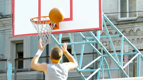 Mann-fangen-Ball,-weist-es-in-Ring-zu-werfen-und-bringt-sein-Team-zusätzliche