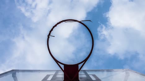 Un-aro-de-baloncesto-con-fondo-de-nubes-en-movimiento