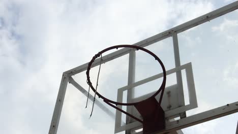 Dramáticas-moviendo-nube-de-fondo-de-un-aro-de-baloncesto