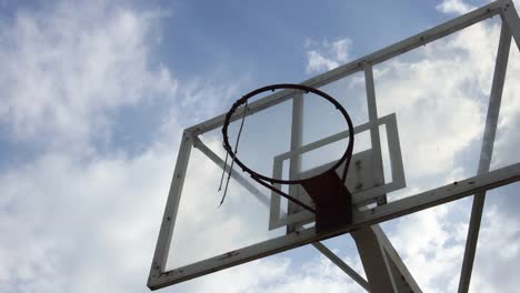 Dramáticas-moviendo-nube-de-fondo-de-un-aro-de-baloncesto