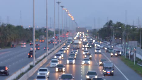 Luz-del-vehículo-hora-de-acometidas-desenfoque-de-transporte-por-autopista