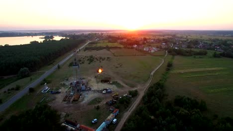 Antorchas-de-tiro-aéreo-de-gas-de-alta-presión-del-gas-bien-al-atardecer.